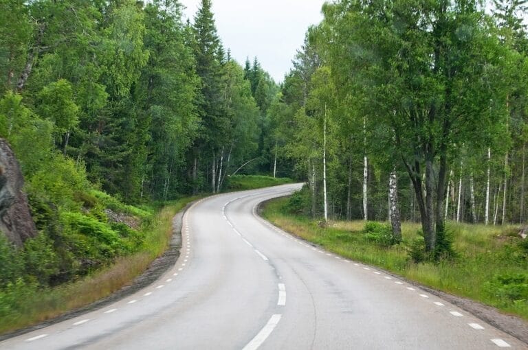 Kurvig väg genom en landsväg för att hitta stockholms bästa trafikskola